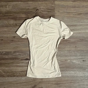 Skims T-shirt  - T-shirt från skims, fits everybody T-shirt. Använt få tal gånger. Stretchig, passar mig som har xs-s