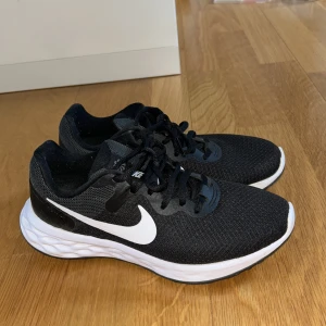 Fina Klassiska Nike skor👌 perfekta till träning till exempel, eller till vardagen! - Bra skick! Använda fåtal gånger