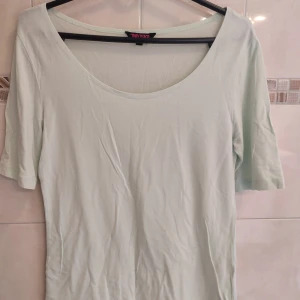 T-shirt med längre ärmar  - Ljusgrön t-shirt med längre ärmar. Material: 48% bomull / 47% modal / 5% elastan 