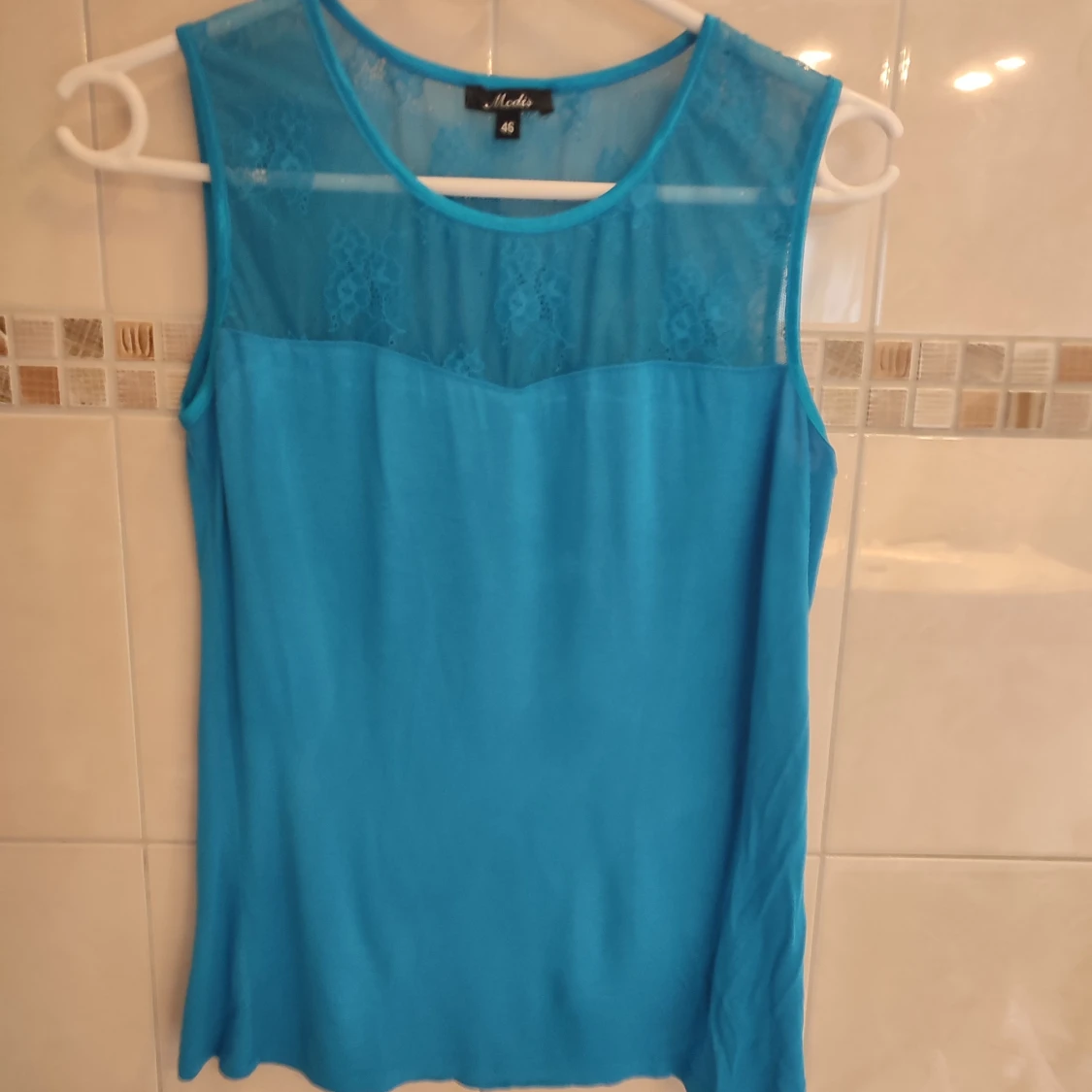 Blått linne med spets 