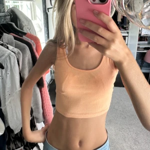 Crop top - Säljer denna korta toppen ifrån Gina tricot! Jätte fin somrig färg och i bra skick!💕