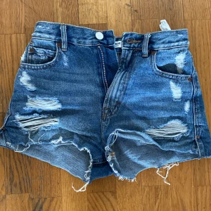 Pull and bear jeans shorts - Shorts från pull and bear i bra skick. Säljer dem eftersom de har blivit något för små. 