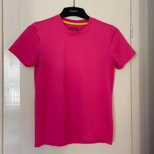 Rosa träningströja - Rosa träningströja i storlek 146/152, passade mig när jag hade xs. Färgen är mer neonrosa i verkligheten🥰