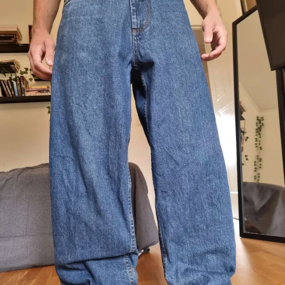 Säljer mina Big Boy jeans, endast använt ett fåtal gånger och är in princip nyskick.   Storlek: Xs Midja: 40cm Innerbenslängd: 70cm Ytterbenslängd: 100cm. Jeans & Byxor.