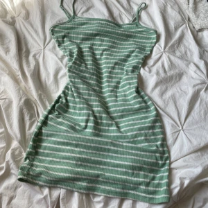 Söt klänning - Ljusgrön randig söt kort klänning från shein storlek s