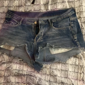 Gråa jeans shorts - Om man har mycket grejer i fickorna kan dem åka ner när man går eller hoppas