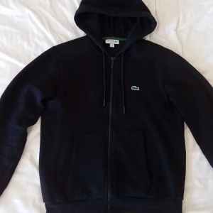 Lacoste - Fin hoodie av märket lacoste. Nypris 1300kr mitt pris är 399kr så passa på!