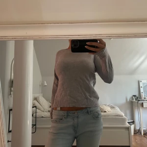 Grå stickad tröja - Säljer en supermysig grå stickad tröja. Den är perfekt för höst och vinter, med långa ärmar och ribbade muddar vid ärmslut och nederkant. Tröjan är i nyskick och passar perfekt till jeans ❤️