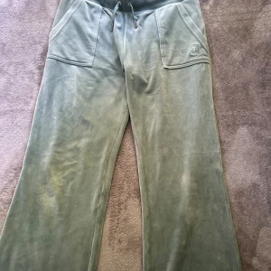 Jusiy byxor - Andvända några gånger, men i fint skick. Båda knapparna sitter på och samma på snörerna.  Ny pris 1200kr