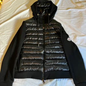 Moncler Cardigan  - En mycket bra vara kom gärna privat om ni funderar på något (är inte ä.kta)