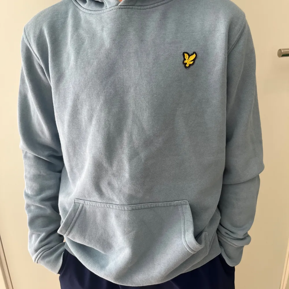 Assnygg blå Lyle&Scott hoodie i superbra skick. Storlek 10/11 år men passar som en XXS/XS. Unisex passform. KOLLA MIN PROFIL. Hoodies.