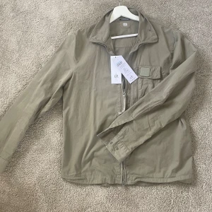 Cp company jacka - Säljer nu denna tvär detta cp company fieldjackan/ overshirten som aldrig är använd och är i nyskick! Nypris:2600kr 