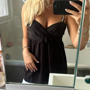 Söt topp - Fin detalj med blomman