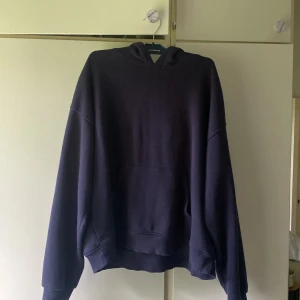 Marinblå hoodie  - Funderar på att sälja denna as snygga hoodie då den inte kommer till lika mycket användning längre, så hör av er vid intresse, bra skick, kan även tänka mig att byta mot en likadan fast i svart