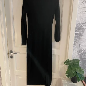 Stickad klänning - Långklänning, slits nere vid ena benet, använd 2 gånger 