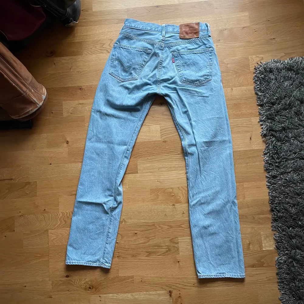 Säljer ett par klassiska Levis 501 jeans i ljusblå denim. De är i perfekt skick, då de endast är använda ca. 10 gånger. Perfekta för en casual look! Passar både till vardags och fest. Köp direkt eller ge prisförslag 💙. Jeans & Byxor.