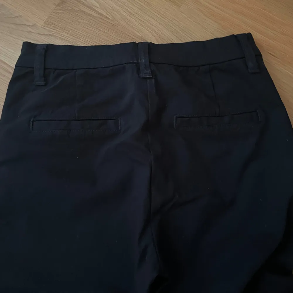 Säljer ett par nästan helt nya  Bootcut kostymbyxor från Ellos i storlek 34, men skulle säga att de passar precis som Xs. Säljer då de börjar bli för små o för korta i längden, jag är 167 cm. Skriv privat för fler bilder elr frågor🩷. Jeans & Byxor.