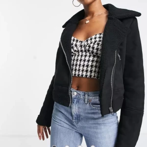 Svart kappa  - Säljer en oanvänd svart kappa då den inte kommer till användning 