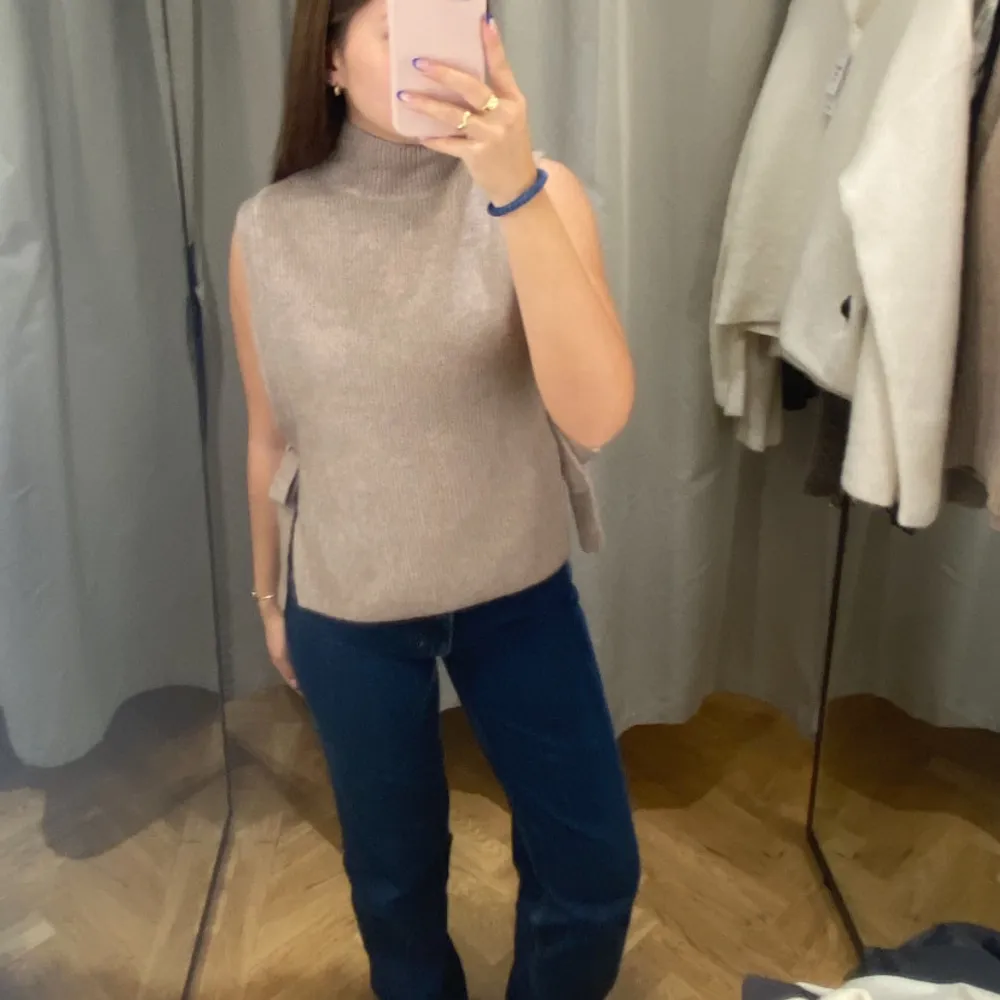 Low waist straight jeans från Gina tricot i mörkblå! I super bra tillstånd, passar xs-s men är en str 34💌. Jeans & Byxor.