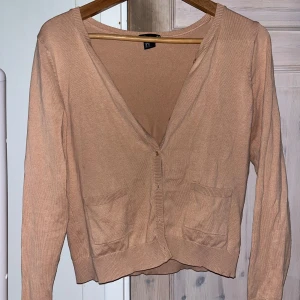 Kofta från H&m 💗 - Jättesöt kofta från H&m med knappar💗 Inga defekter och endast använd fåtal gånger💗 Är i M men passar S💗 Skriv privat för fler bilder/frågor/ mått💗