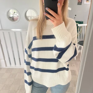 Stickad tröja - Säljer min stickade tröja från bikbok! Nästan aldrig använd och i super bra skick! Passar perfekt till ett par blåa jeans! Nypris: 599  Skriv om ni har några funderingar!