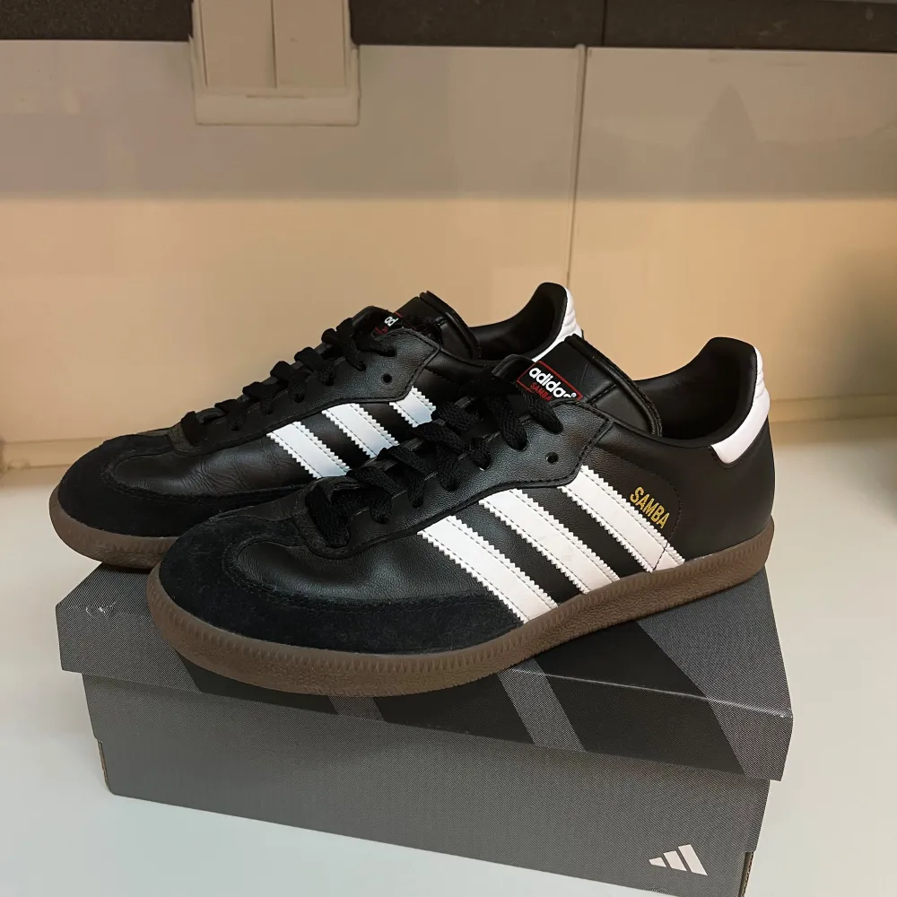 Adidas samba storlek 39 1/3. Använda ett fåtal gånger, fint skick. . Skor.