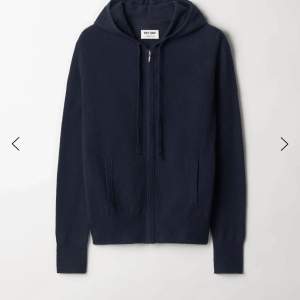  Säljer nu min soft goat zip hoodie i storlek XL men som snarare passar M. Fint skick inte nopprig eller några hål. Det enda är att märket bak i ryggen dessvärre har blivit missfärgat av brun utan sol( se sista bilden), därav pris. Nypris ca 2500💓