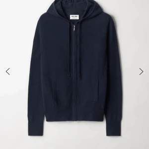 Soft goat zip hoodie  -  Säljer nu min soft goat zip hoodie i storlek XL men som snarare passar M. Fint skick inte nopprig eller några hål. Det enda är att märket bak i ryggen dessvärre har blivit missfärgat av brun utan sol( se sista bilden), därav pris. Har aldrig testat tvätta den så möjligtvis att fläcken kan gå bort en aning. Nypris ca 2500. 