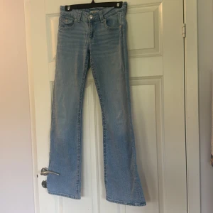 Ljusblå bootcut jeans från Gina Tricot - Säljer ett par ljusblå low waist bootcut jeans från Gina Tricot. De är i storlek 170 och har en snygg och bekväm passform. Passar någon som har strl s vanligtvis. Köp direkt eller ge prisförslag 💙