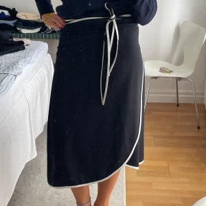 Svart omlottkjol med knytband - Cool kjol från Fornarina, storlek XS. Säljer pga för liten!