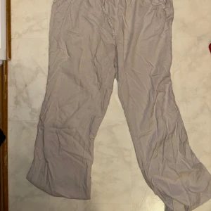 Linnebyxor  - Ursäktar bilderna men dem var inte struckna. 