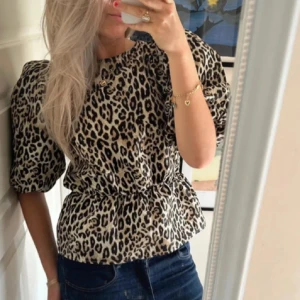 Leopard blus  - Säljer denna populära slutsålda leopard blusen som tyvärr inte passade mig 💞priset kan diskuteras 