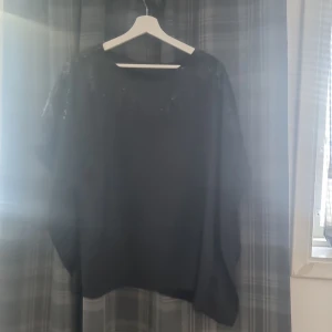 Svart tröja från KappAhl - Säljer en svart tröja från KappAhl i storlek L/XL. Tröjan är perfekt för höst och vinter, och den har en normal passform. Den är långärmad och ser riktigt mysig ut. Perfekt att ha på sig till vardags eller när du vill vara bekväm men ändå snygg. 🖤