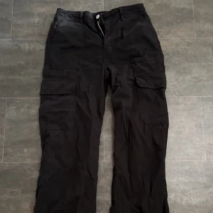 Cargo byxor  - Säljer dessa svarta cargo byxor från Zara då de inte kommer till användning längre. Skriv för fler bilder eller vid funderingar💞