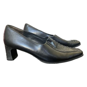 Svarta ballerina kitten heels - Svarta låga klackskor från Paul Green München🩷 storlek 3 1/2. Jag brukar ha 37 och dom passar mig bra, de är nog närmare 37 än 38💕