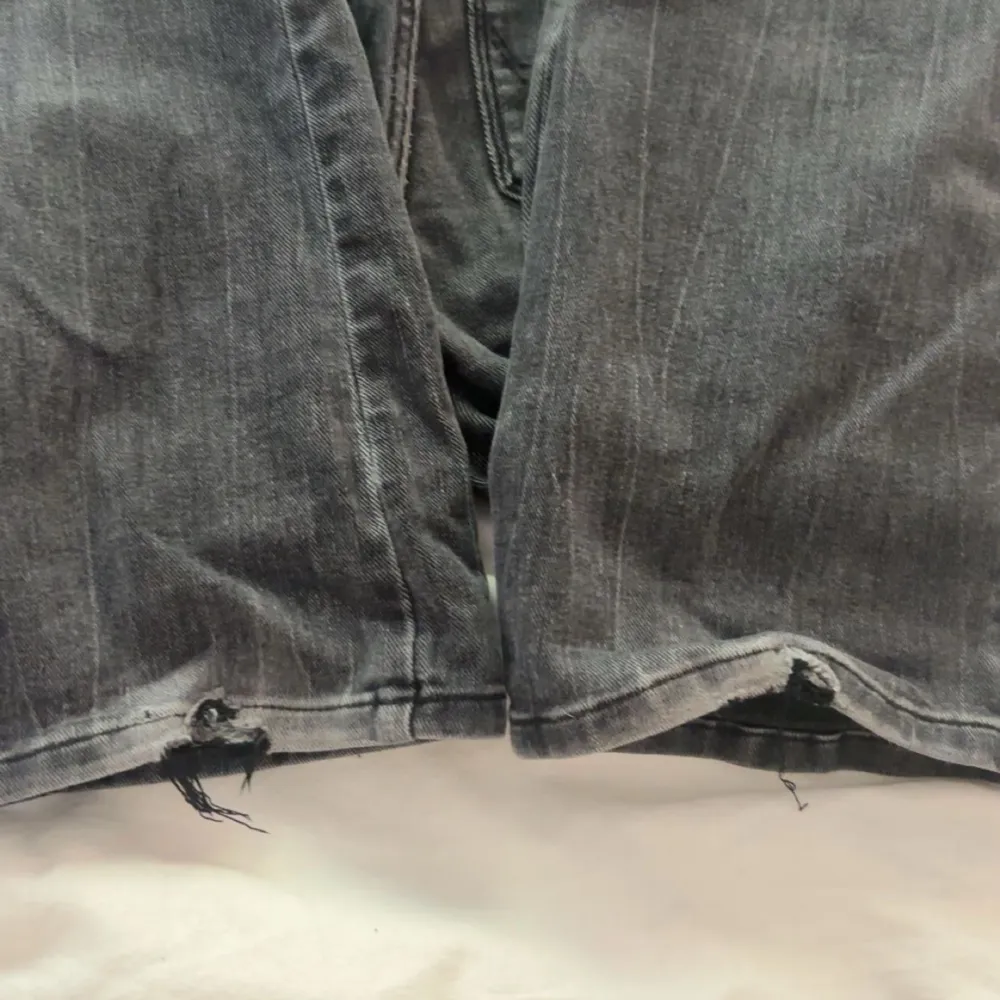 Lågmidjade jeans från Wrangler, säljs pga att de ej kommer till användning längre! Lite upptrampade längst ner vid fötterna (se bild 3). Jeans & Byxor.