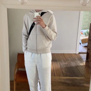 THESE GLORY DAYS ziphoodie M - Använd ca 10 gånger, beige, felfri, skön passform, tjockt material