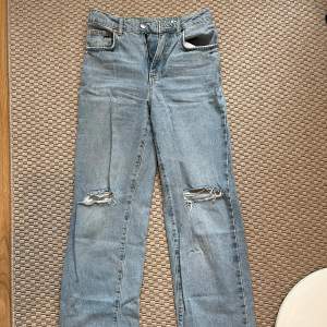 jeans från bikbok i storlek 25x32 men dessa är avklippa så det är bra i längd på mig 167cm. har inga bilder på för har växt ur dessa byxor 