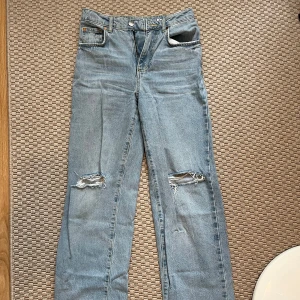 blåa håliga jeans - jeans från bikbok i storlek 25x32 men dessa är avklippa så det är bra i längd på mig 167cm. har inga bilder på för har växt ur dessa byxor 