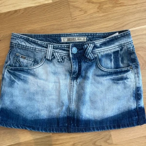 Jeanskjol - Supersnygg jeanskjol. Säljer pga att den är för liten🥰 Jättefina detaljer där bak
