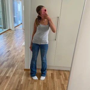 Bootcut jeans - ginatricot! - Bootcut jeans från ginatricot i strl 32, jättebra skick och knappt använda!❤️ Skriv vid frågor