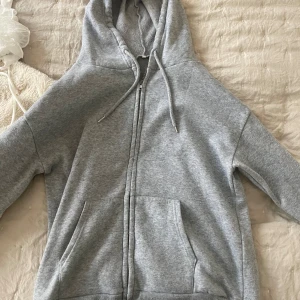 Hoodie grå - Gammal hoodie super skön har tyvärr blivit nopprig så Ferrell kommer den kosta 20kr