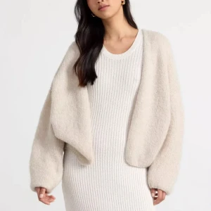 Beiga kofta från Lindex - Säljer denna mysiga och fina kofta från Lindex. Detta är den som är slutsåld och inte den nya som kommit in.🌸 I nyskick✨