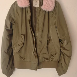 Jacka från H&M - Jackan är i bra skick men vi säljer den för att den blivit för liten, har ingen luva. 