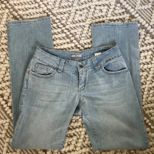 Lågmidjade jeans - Lågmidjade jeans 🌸 Inga defekter, storlek W27L32. Midjemått: 38cm x2 Innerbenslängd: 80cm Benvidd: 21cm x2