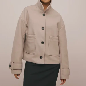 Beige kappa  - Jätte fin beige kappa från Nelly i nyskick 