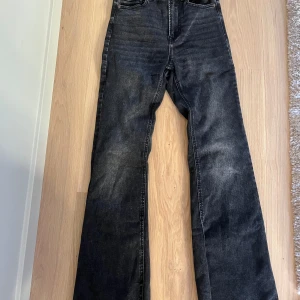 Bootcut Jeans - Utsvängda jeans från Stradvarius. Supersnygga på. Hög midja. Svart/grå i tvätten. 