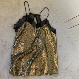 spets linne - guld, glittrigt spets linne från elli white😇😇 köpte på en loppis och har knappt används efter det! strlk s/m men är nog mest strlk s🥰