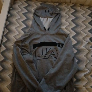 Under Armor hoodie (L) - Grå Under Armor Hoodie (L) 