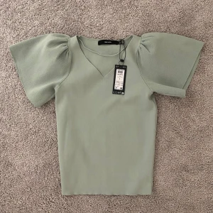 Grön topp veromoda - Säljer denna ljusa gröna toppen från veromoda med lappen kvar i storlek M!💚